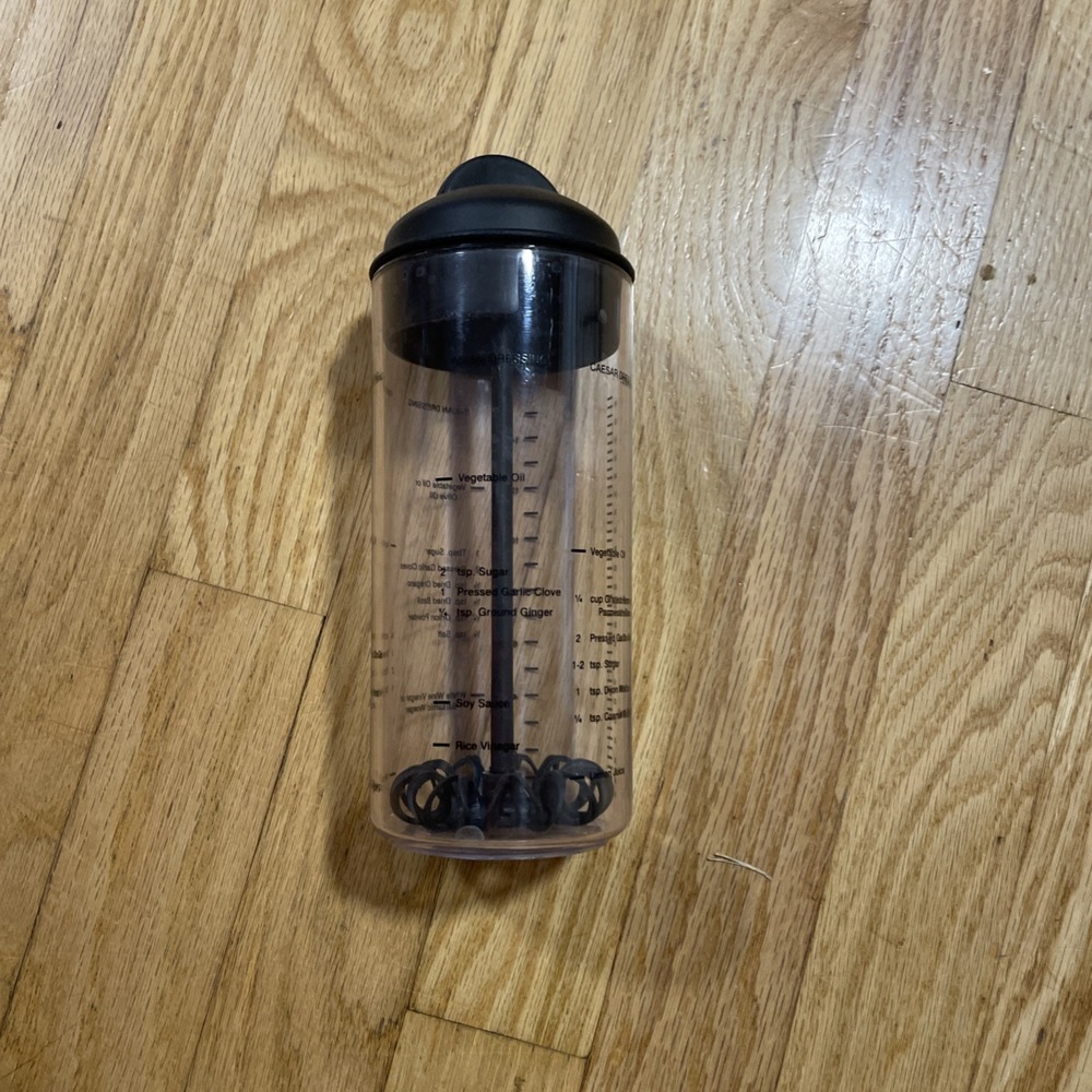 The Pampered Chef Measure Mix & Pour Salad Dressing Mixer Maker Retired #2265